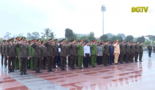 Bộ Công an dâng hương tại Khu lưu niệm 6 điều Bác Hồ dạy Công an nhân dân