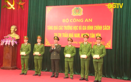 Bộ Công an tặng quà tại Tân Yên 