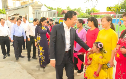 Bộ trưởng Bộ Thông tin và Truyền thông dự ngày hội đoàn kết tại Việt Yên