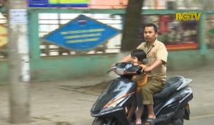 Nhiều trẻ em không được đội mũ bảo hiểm khi ngồi trên xe mô tô