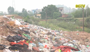 Người dân thôn Yên Tập, xã Yên Lư đổ rác ra bờ sông Cầu