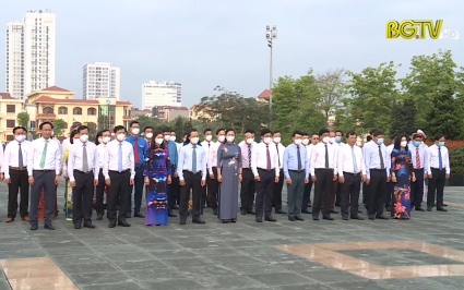 Các đồng chí lãnh đạo tỉnh Bắc Giang viếng Đài tưởng niệm các anh hùng liệt sĩ 