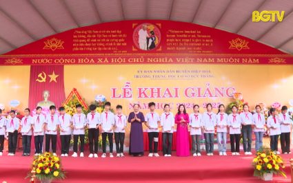 Các đồng chí lãnh đạo tỉnh dự khai giảng năm học mới tại một số địa phương 