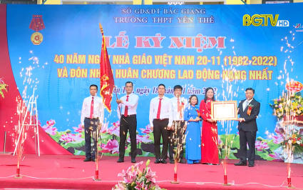 Các đồng chí Lãnh đạo tỉnh dự Lễ kỷ niệm 40 năm ngày Nhà giáo Việt Nam 