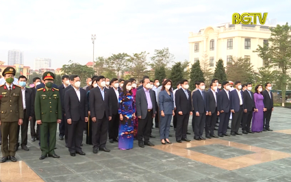 Các đồng chí lãnh đạo tỉnh viếng Đài tưởng niệm các anh hùng liệt sỹ và dâng hoa tại tượng đài Ngô Gia Tự