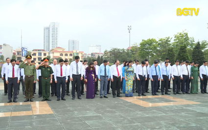 Các đồng chí LĐ tỉnh Bắc Giang viếng Đài tưởng niệm các Anh hùng Liệt sỹ 
