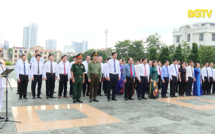 Các đồng chí lãnh đạo tỉnh viếng Đài tưởng niệm các Anh hùng Liệt sỹ