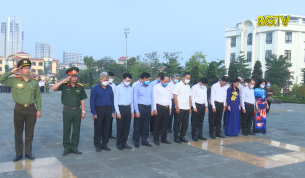 Các đồng chí lãnh đạo tỉnh viếng Đài tưởng niệm các anh hùng liệt sỹ