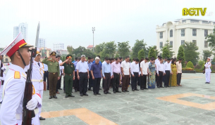 Các đồng chí lãnh đạo tỉnh viếng Đài tưởng niệm các anh hùng liệt sĩ