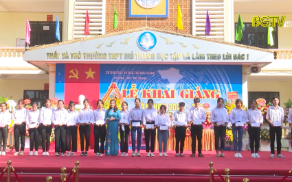 Các đồng chí TT HĐND, UBND tỉnh dự lễ khai giảng tại một số trường học