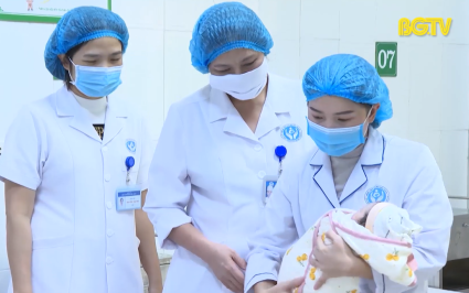 “Cầm tay chỉ việc” nhân viên y tế Xay Sổm Bun tại Bắc Giang 