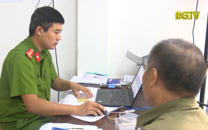 Cao điểm tiếp nhận hồ sơ cấp CCCD và tài khoản định danh điện tử