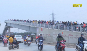 Cầu vượt Quốc lộ 1 thường xuyên ùn tắc vào giờ cao điểm