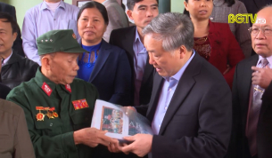 Chánh án TAND Tối cao tặng quà Cựu chiến binh Trung đoàn Đề Thám