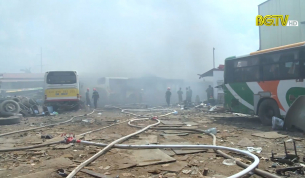 Cháy lớn tại bãi phế liệu xe ô tô xã Dĩnh Trì, thành phố Bắc Giang