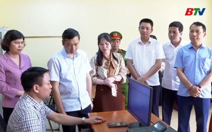 Chủ tịch HĐND tỉnh thăm, động viên cán bộ cấp xã 