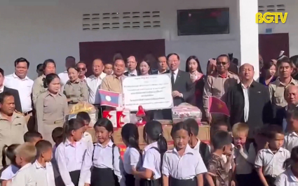 Chủ tịch UBND tỉnh thăm Trường học Hữu nghị Xay Sổm Bun - Bắc Giang 