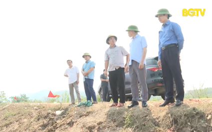 Chủ tịch UBND tỉnh kiểm tra một số điểm trọng yếu và các tuyến đê tại huyện Yên Dũng