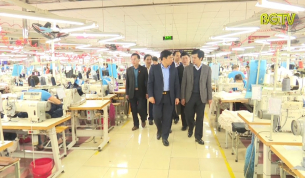 Chủ tịch UBND tỉnh nắm bắt tình hình sản xuất của doanh nghiệp may