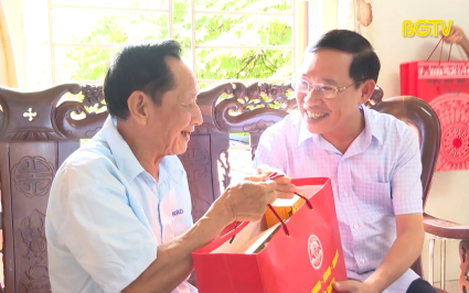 Chủ tịch UBND tỉnh tặng quà người có công huyện Yên Dũng