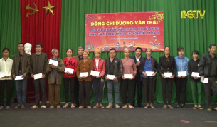 Chủ tịch UBND tỉnh tặng quà tại huyện Sơn Động và Lục Ngạn