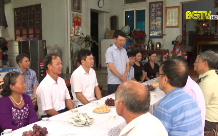 Chủ tịch UBND tỉnh thăm, chúc mừng người cao tuổi