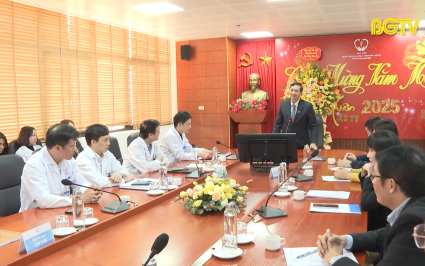 Chủ tịch UBND tỉnh thăm, chúc Tết đơn vị trực Tết 
