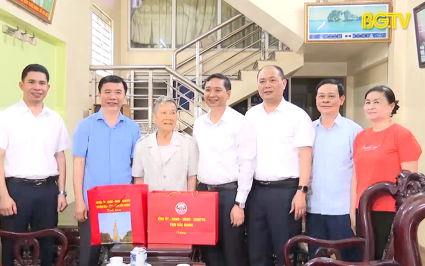 Chủ tịch UBND tỉnh thăm, tặng quà chiến sỹ cách mạng bị địch bắt tù đày