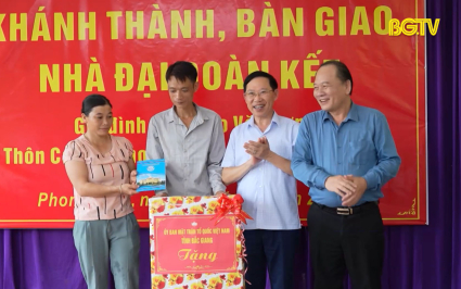 Chủ tịch UBND tỉnh trao nhà đại đoàn kết cho hộ nghèo Lục Ngạn 