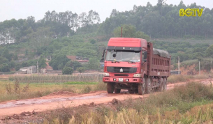 Công an Lục Nam tăng cường kiểm tra phương tiện trọng tải lớn