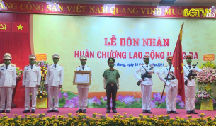 Công an tỉnh Bắc Giang đón nhận Huân chương Lao động hạng ba