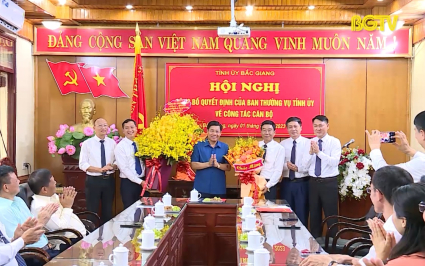 Bí thư Tỉnh ủy trao các quyết định công tác cán bộ 