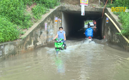 Cống chui qua cao tốc Bắc Giang - Hà Nội ngập sâu khi trời mưa to