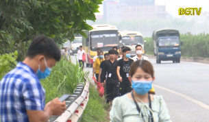 Phức tạp tình trạng công nhân đi bộ ngang qua cao tốc Hà Nội - Bắc Giang