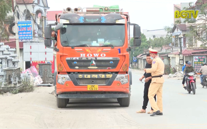 CSGT Lạng Giang đẩy mạnh thực hiện chuyên đề kiểm tra tải trọng phương tiện