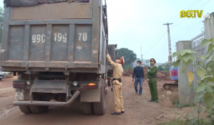 CSGT Tân Yên xử lý nghiêm xe chở đất cơi nới thành thùng và vi phạm tải trọng