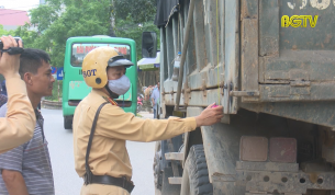 CSGT TP Bắc Giang tăng cường kiểm soát tải trọng phương tiện