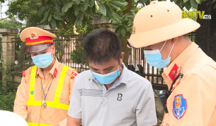 CSGT Yên Dũng phát hiện trường hợp sử dụng GPLX giả lái xe chở khách