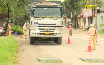 Yên Thế: CSGT tăng cường kiểm soát tải trọng phương tiện