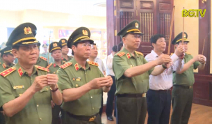 Dâng hương kỷ niệm 130 năm ngày sinh của Chủ tịch Hồ Chí Minh