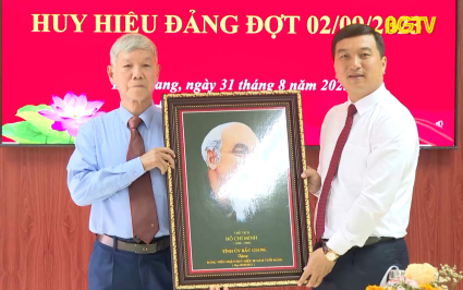 Đảng ủy khối doanh nghiệp tỉnh trao tặng huy hiệu Đảng 