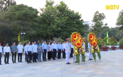 Đoàn công tác Bắc Giang viếng nghĩa trang Liệt sỹ đồi 82, Tây Ninh