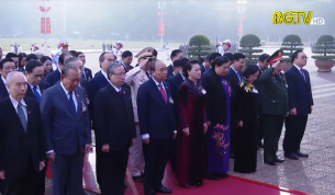 Đoàn Đại biểu dự Đại hội XIII vào Lăng viếng Chủ tịch Hồ Chí Minh