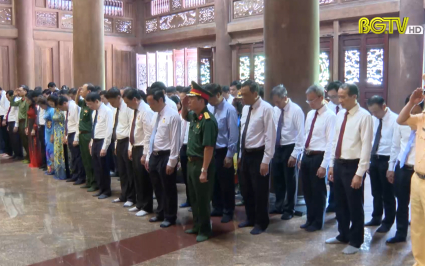 Đoàn Đại biểu tỉnh Bắc Giang viếng lăng Chủ tịch Hồ Chí Minh và báo công dâng Bác