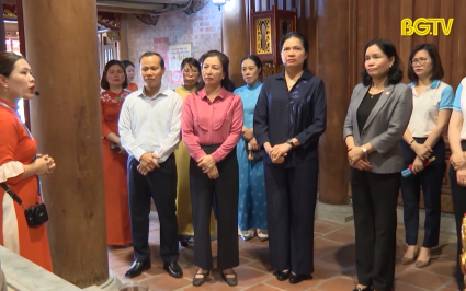 Đoàn đại biểu Trung ương Hội LHPN Việt Nam dâng hương tại đền Xương Giang