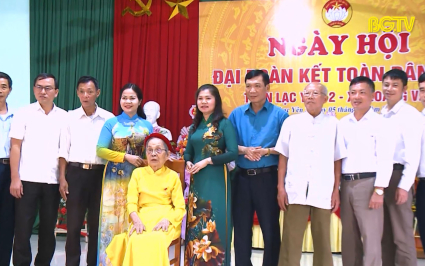 Đồng chí Lâm Thị Hương Thành dự ngày hội đại đoàn kết tại thôn Lạc Yên 2