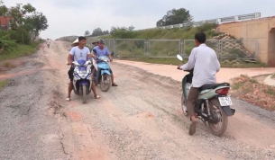 Đường gom cao tốc Bắc Giang - Lạng Sơn xuống cấp nghiêm trọng