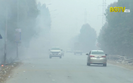 Đường gom cao tốc bị bủa vây bởi khói bụi 