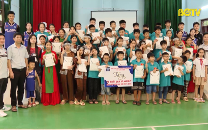 Tiếp bước cùng học sinh có hoàn cảnh đặc biệt tới trường 