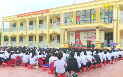 Gần 500 đầu sách trao tặng trẻ em vùng cao huyện Yên Thế